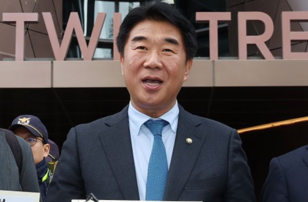 이기헌 더불어민주당 의원은 아버지의 임종을 지키지 못한 채 윤석열 대통령 탄핵소추안 표결에 참여했다. 사진은 더불어민주당 윤석열정부 독도지우기 진상조사 특위 소속 이기헌 의원이 10월23일 서울 종로구 주한 일본 대사관 앞에서 항의 서한을 전달을 앞두고 기자회견을 하는 모습. /사진=뉴스1