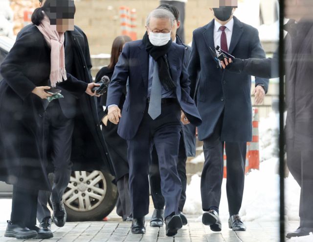 100억원대 배임과 횡령 혐의를 받는 홍원식 전 남양유업 회장이 구속기소됐다. 사진은 지난달 28일 특정경제범죄 가중처벌법 등 100억대 횡령·배임을 저질렀다는 의혹을 받는 홍원식 전 남양유업 회장이 출석하는 모습. /사진=뉴시스