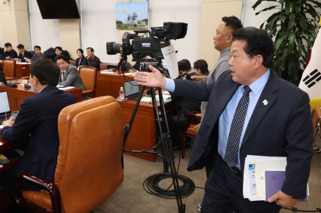 김병주 더불어민주당 의원이 계엄 당시 한동훈 전 국민의힘 대표 등을 사살하기 위한 암살조 있었다는 의혹이 사실일 가능성이 높다고 밝혔다. 사진은 지난 10일 김병주 더불어민주당 의원이 서울 여의도 국회에서 열린 국방위원회의 긴급 현안질의에 참석한 모습. /사진=뉴시스 /사진=고승민