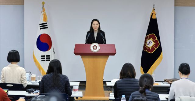헌법재판소가 윤석열 대통령 탄핵심판 첫 변론기일을 오는 27일로 결정하면서 최우선 심리할 것을 약속했다. 사진은 16일 서울 종로구 헌법재판소에서 이진 헌법재판소 공보관이 윤석열 대통령 탄핵심판에 대한 브리핑을 진행하는 모습. /사진=뉴스1 /사진=(서울=뉴스1) 박정호 기자