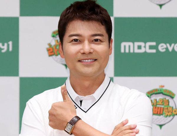 전현무가 연봉 만 배 상승에 대한 진실을 밝혔다. 사진은 방송인 전현무가 5월7일 오전 서울 중구 앰배서더 서울 풀만 호텔에서 열린 MBC 에브리원 '나 오늘 라베했어' 제작발표회에서 포즈를 취하는 모습. /사진=뉴시스