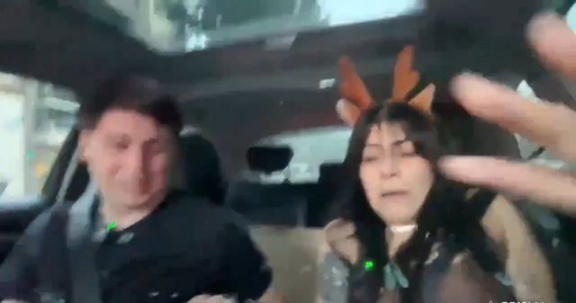 팔로워 300만명의 아르헨티나 인플루언서가 차 안에서 휴대폰을 도난당하는 장면이 실시간으로 생중계돼 화제다. 사진은 해당 인플루언서가 강도를 당하는 당시의 모습. /사진=엑스(X·옛 트위터) 캡처