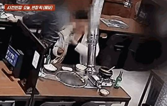 남성 손님이 술에 취해 고깃집에서 행패를 부리는 모습이 포착됐다. /사진=JTBC '사건반장' 캡쳐