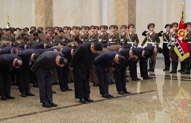 사진은 김정은 북한 국무위원장이 김정일 국방위원장 사망 12주기를 맞아 금수산태양궁전을 참배한 모습. /사진=조선중앙TV 캡처