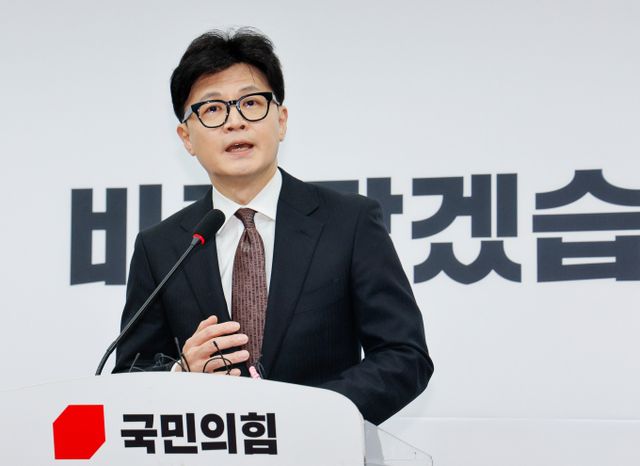 한동훈 전 국민의힘 대표가 '친한계'(친한동훈계) 의원들과의 저녁 회동 자리에서 성찰할 시간을 가지겠다고 밝혔다. 사진은 한 전 대표가 16일 서울 여의도 국회에서 당대표직 사퇴 발표 기자회견을 하는 모습. /사진=뉴스1