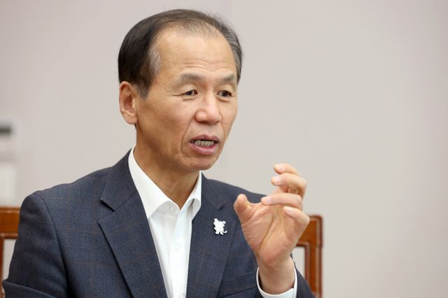 춘천지검이 16일 강원 춘천 레고랜드 조성 사업과 관련해 업무상 배임 등 혐의로 최문순 전 강원지사를 불구속 기소했다. 사진은 최 전 지사가 인터뷰 하는 모습. /사진=머니투데이