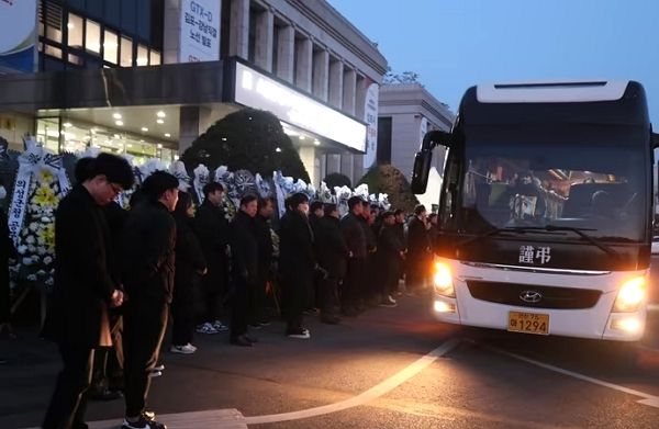 악성 민원에 시달리다가 숨진 경기 김포시 소속 공무원이 9급에서 8급으로 특별 승진했다. 사진은 항의성 민원에 시달리다가 스스로 세상을 떠난 김포시 공무원 노제 모습. /사진=뉴스1