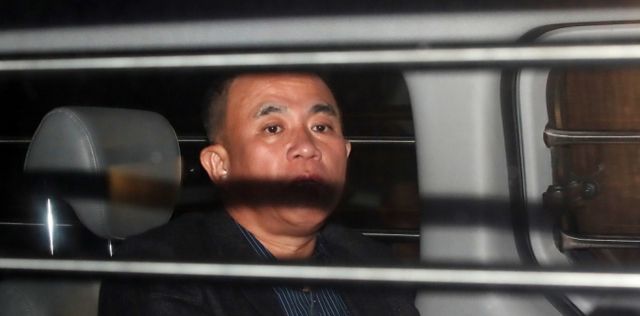 윤석열 대통령에 대한 2차 탄핵소추안이 가결되면서, 윤 대통령 부부 공천개입 핵심 인물인 정치브로커 명태균씨가 구속 전에 했던 발언이 재조명되고 있다.사진은 지난달 14일 오후 공천을 대가로 정치자금을 주고받은 혐의(정치자금법 위반)로 경남 창원시 성산구 창원지방법원에서 열린 구속 전 피의자 심문(영장실질심사)을 마친 후 대기 장소인 창원교도소로 가기 위해 호송차에 탑승한 윤석열 대통령 부부 공천 개입 의혹의 핵심 인물인 명태균 씨. /사진=뉴스1