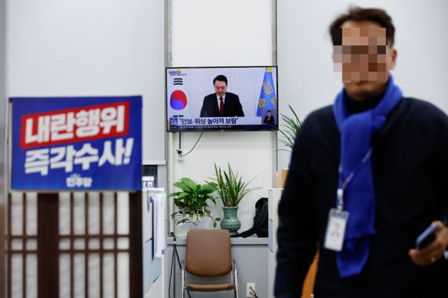 검찰이 내란 수괴 및 직권남용 등으로 윤석열 대통령에 대한 2차 소환 통보를 내렸다. 사진은 지난 14일 서울 여의도 국회에서 윤석열 대통령에 대한 탄핵소추안이 가결된 이후 진행된 대국민 담화가 방송되는 모습. /사진=뉴스1 /사진=(서울=뉴스1) 안은나 기자