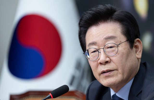 이재명 더불어민주당 대표가 자신의 팬카페 '재명이네 마을' 관리자 격인 '이장직'을 그만두겠다고 밝혔다. 사진은 지난 16일 서울 여의도 국회에서 제임스 김 주한미국상공회의소(AMCHAM) 회장을 접견한 이재명 더불어민주당 대표. /사진=뉴스1