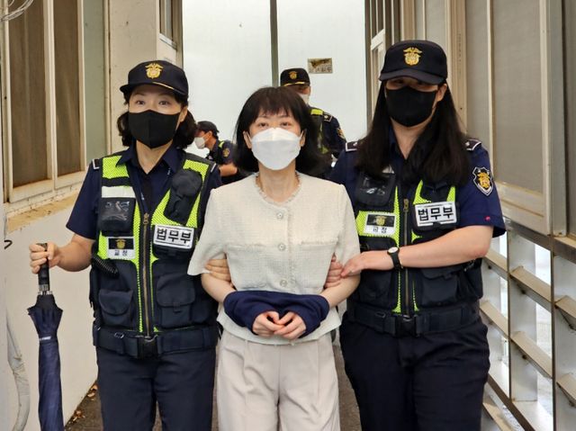 아버지를 살해한 혐의로 '무기징역'을 확정받은 김신혜(47)씨에 대한 1심 재심 선고 공판이 내년 1월로 연기됐다. 사진은 아버지 살해 혐의로 23년째 복역 중이던 김신혜 씨가 지난해 6월 재심 공판에 출석하기 위해 호송되고 있는 모습. /사진=뉴스1