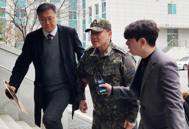 법원이 이진우 전 수도방위사령관(중장)이 구속영장을 발부했다. 사진은 이 전 사령관(가운데)이 16일 서울 용산구 중앙지역군사법원에서 열린 영장실질심사에 출석하는 모습. /사진=뉴스1