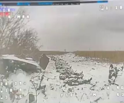 우크라이나군이 공유한 무인기 영상을 공유하며 북한군 다수가 사망했다고 주장했다. 사진은 지난 15일(이하 현지시각) 현지 매체 우크라인스카 프라우다가 공개한 우크라이나군 드론 영상 속 북한군으로 추정되는 다수의 시신의 모습. /사진=우크라인스카 프라우다 캡처
