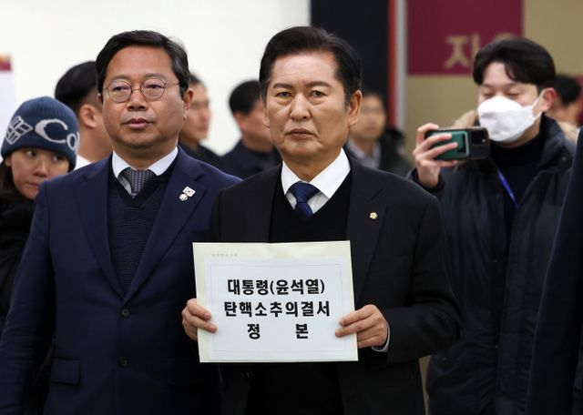 윤석열 대통령 탄핵 심판을 추진하기 위한 탄핵소추 위원단 단장을 정청래 민주당 의원이 맡았다. 사진은 윤 대통령 탄핵소추안이 국회에서 가결된 지난 14일 정 의원(가운데)이 서울 종로구 헌법재판소에서 탄핵소추의결서 정본을 제출하기 위해 민원실로 향하는 모습. /사진=뉴스1(공동취재)