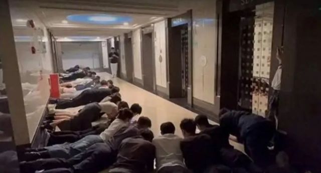 바닥에 엎드려 상사에게 절을 하고 성과가 저조할 시 매운 고추를 먹는 등 중국의 악질 기업 문화가 주목받고 있다. /사진=BAIDU 갈무리