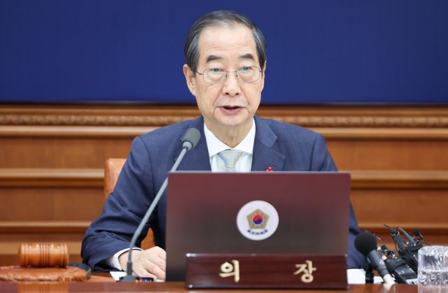 정부가 오는 17일 국무회의에서 농업 4법 개정안과 국회법·국회증언감정법 개정안 등 6개 쟁점 법안을 상정하지 않겠다고 전했다. 사진은 한덕수 대통령 권한대행 겸 국무총리가 지난 14일 서울 종로구 정부서울청사에서 열린 임시 국무회의에서 모두발언 하는 모습. /사진=뉴스1