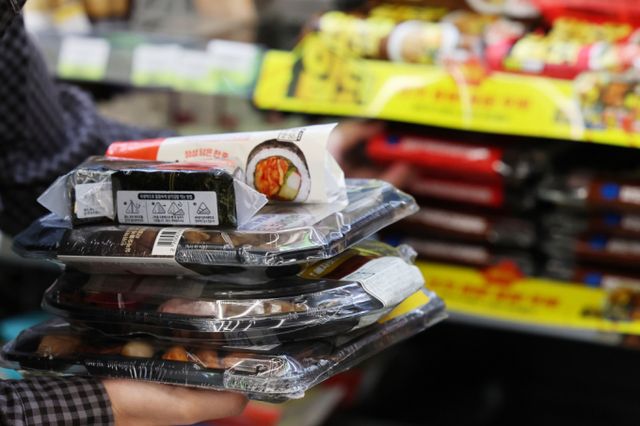 17일 산업통상자원부의 '10월 주요 유통업체 매출 동향'에 따르면 편의점 매출 비중이 백화점을 넘어선 것으로 나타났다. 업계는 올해 편의점 매출이 강세를 띠는 데다 시류와 유동인구 추이에 민감해 유통가에서는 가장 먼저 계엄·탄핵 여파에서 벗어날 것으로 보고 있다. 사진은 서울 시내 한 편의점에서 고객이 도시락을 고르는 모습. /사진=뉴스1 