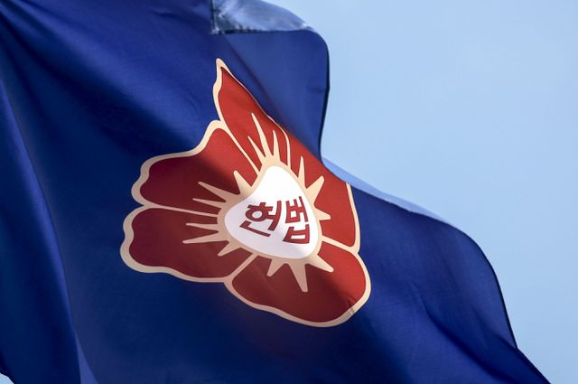 윤석열 대통령에 대한 탄핵소추안이 가결된 후 시민들이 헌법재판소 홈페이지로 몰려가 찬반논쟁을 벌이고 있다. 지난 16일 서울 종로구에 위치한 헌법재판소의 모습. /사진=뉴시스