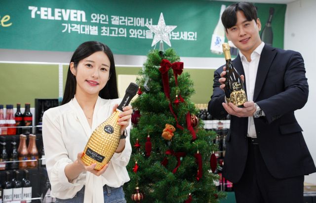 세븐일레븐은 연말 파티 시즌을 맞아 국내에서 만나보기 어려운 '레어템' 샴페인들을 포함해 총 100여종의 와인들로 구성한 '압도하라 샴페인!' 기획전을 선보인다. /사진=세븐일레븐