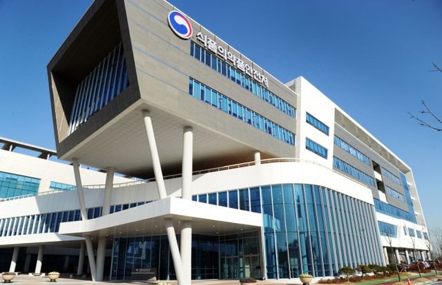 식품의약품안전처가 최근 매일유업 광주공장에서 멸균우유 제조 중 세척수가 혼입에 대해 작업자 실수로 벌어진 일이라고 밝혔다. 사진은 식약처 청사 전경. /사진=뉴스1 