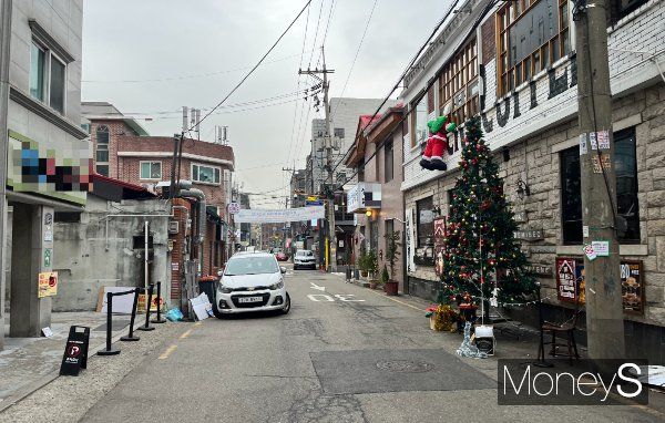 12.3 비상계엄 여파로 용산 대통령실 부근 식당가가 활기를 잃었다. 사진은 크리스마스 분위기와 대비되는 한산한 골목. / 사진=곽선우 기자