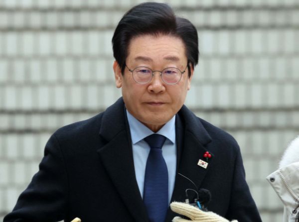 서울중앙지법이 이재명 더불어민주당 대표의 공직선거법 위반 혐의 1심 사건에 대한 항소장 접수통지를 공시송달하기로 했다. 사진은 이재명 더불어민주당 대표가 17일 오전 서울 서초구 서울중앙지방법원에서 열린 '대장동 배임 및 성남FC 뇌물 의혹' 관련 60차 공판에 출석하는 모습. /사진=뉴시스