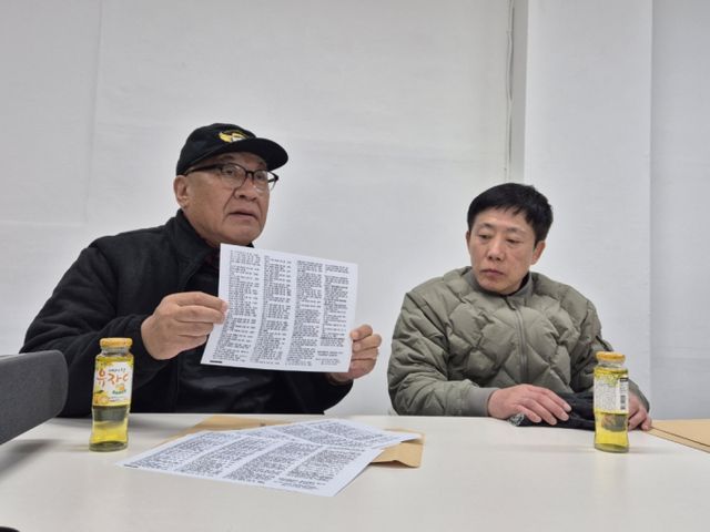 최근 대북 전단 살포로 주민과 갈등을 빚어 왔던 납북자 가족 단체가 정부의 자제 요청에도 대북 전단 살포를 강행하겠다는 입장을 내놓았다.사진은 지난달 대북전단 살포를 예고한 최성룡 납북자가족모임 대표와 박상학 자유북한연합 대표(사진 오른쪽)가 해경을 방문해 취재진에게 대북전단을 보이고 있는 모습. /사진=뉴스1