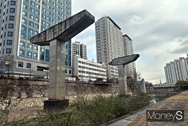 대한민국 근대화를 상징하는 시설물 흔적이 남아있는 청계천 하늘물터(존치교각) 모습. /사진=장동규 기자