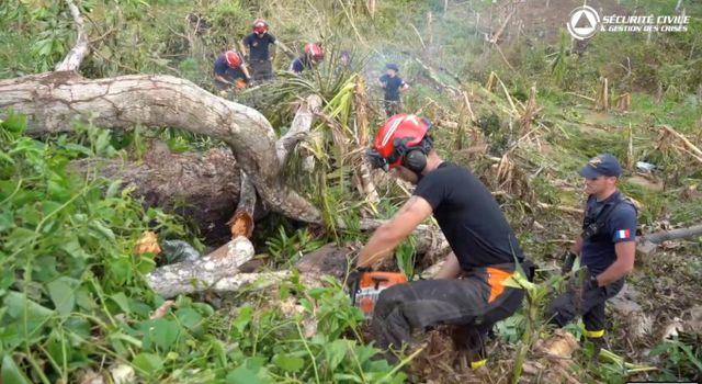 적십자사가 사이클론 치도가 상륙한 인도양 프랑스령 마요트섬에서 자원봉사자 200명 이상이 실종됐다고 전했다. 사진은 지난 17일(현지시각) 공개된 영상에 담긴 치도 피해를 입은 마요트 섬의 모습. /사진=로이터
