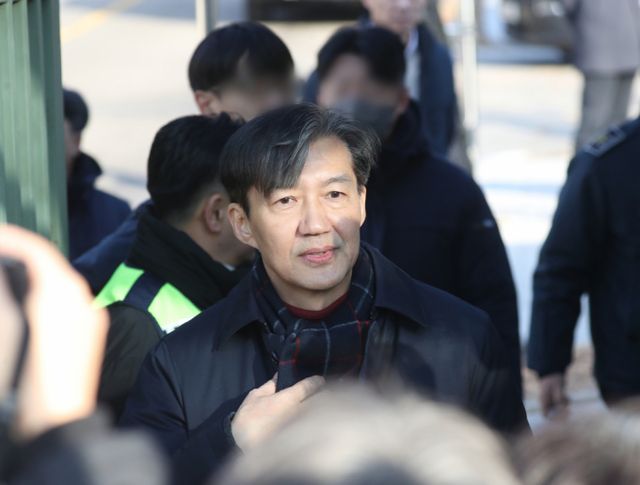 조국 전 조국혁신당 대표가 서울구치소에서 첫 날 밤을 보낸 뒤 지지자들에게 옥중 서신을 보냈다. 사진은 조국 전 조국혁신당 대표가 서울구치소로 들어가기 전 지지자들에게 마지막 인사를 하는 모습. /사진=뉴스1