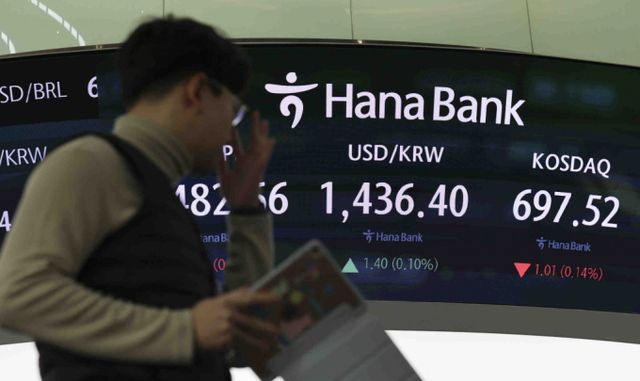  외환시장에서 원/달러 환율은 전 거래일 주간거래 종가(1435.0원)보다 2.0원 오른 1437.0원에 출발한 17일 오전 서울 중구 하나은행 본점 딜링룸 전광판에 지수가 나오고 있다. /사진=뉴시스