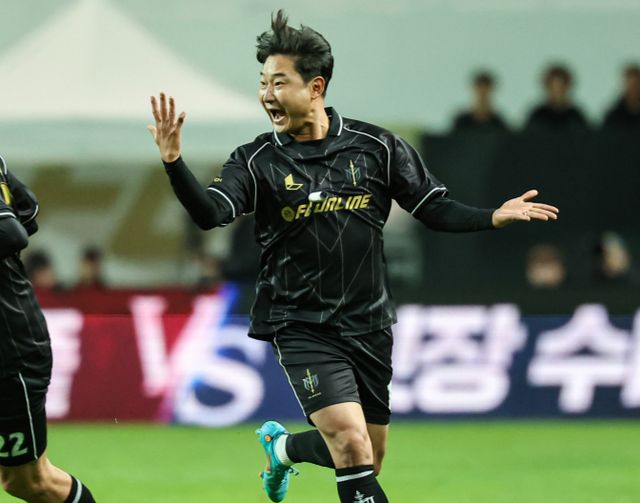 전 축구선수 이천수가 이적설이 불거지고 있는 손흥민에게 "스페인 라리가에는 가지 않는 것이 좋다"고 충고했다. 사진은 지난 10월 서울 마포구 서울월드컵경기장에서 열린 '넥슨 아이콘매치'에 출전한 이천수의 모습. /사진=뉴스1