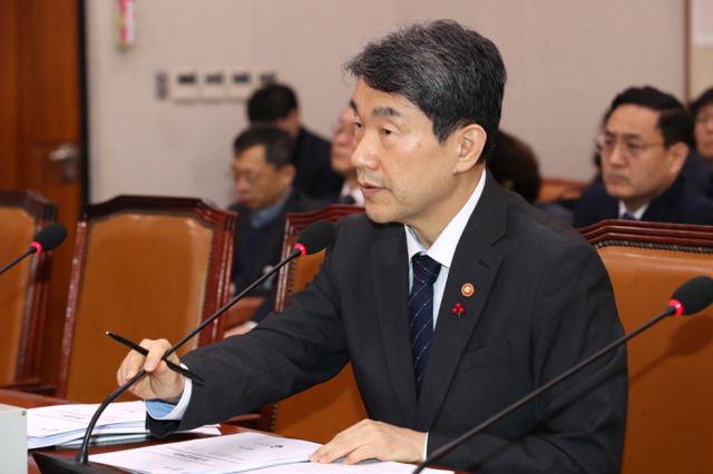 인공지능(AI) 디지털 교과서를 교육자료로 하향 조정하는 법안이 국회 법제사법위원회 전체 회의에서 통과됐다. 사진은 이주호 사회부총리 겸 교육부장관. /사진=뉴스1