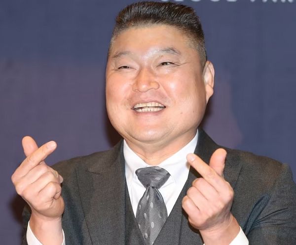  방송인 강호동이 신사동 빌딩을 팔아 시세차익 25억원을 거뒀다. 방송인 강호동이 2023년 3월7일 오후 서울 강남구 그랜드 인터컨티넨탈 서울 파르나스에서 열린 배우 이승기와 이다인의 결혼식에 참석해 포즈를 취하는 모습. /사진=뉴스1