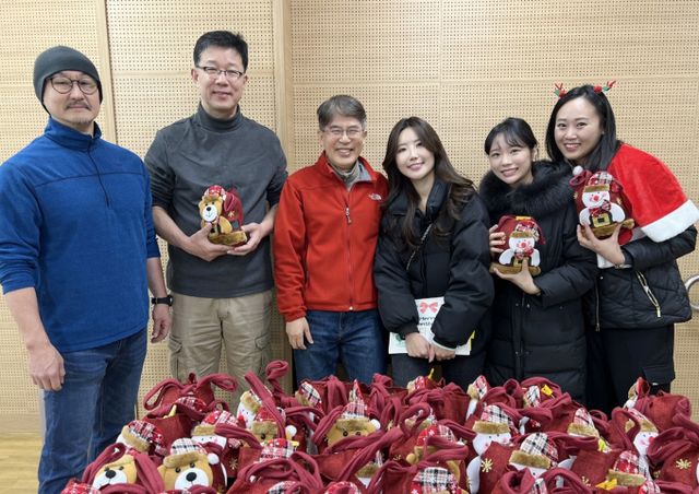 대한항공 객실승무원 봉사단 ‘다솜나눔’은 지난 7일 경기도 고양시 일산서구 홀트일산요양원에서 장애인 대상 송년회를 개최했다. /사진=대한항공