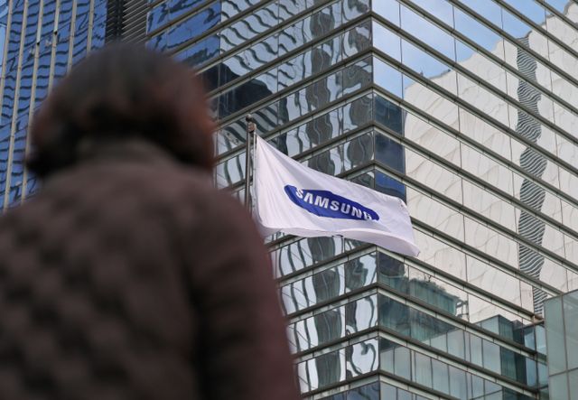 17일 오후 서울 서초구 삼성전자 사옥 앞으로 직장인들이 지나가고 있다. /사진=뉴스1