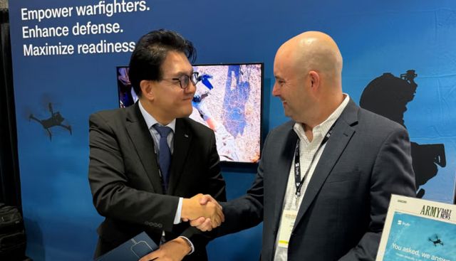 LIG넥스원이 미국 최대 드론 기업 스카이디오와 손잡고 인도-태평양 지역(인태지역) 군용 드론 시장 조준에 나선다. 사진은 업무협약(MOU)체결에 나선 저스틴 조던 스카이디오 연방 판매 부문 부사장과 LIG넥스원 관계자의 모습. /사진=스카이디오 