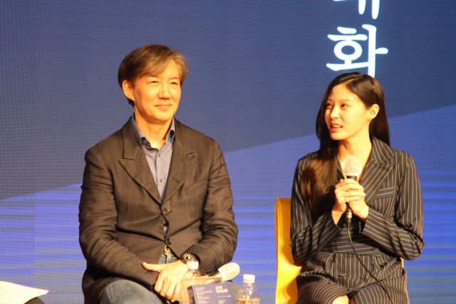 조민씨 등 조국 전 조국혁신당 대표의 가족이 지지자들에게 면회 기회를 가족에게 양보해 줄 것을 청했다. 조국 전 조국혁신당 대표가 딸 조민씨와 함께 '조국의 법고전 산책' 북콘서트 저자와의 대화에 참석하고 있는 모습./사진=뉴스1