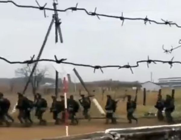 북한군이 러시아 쿠르스크 지역에서 우크라이나군과 싸우다 수백명이 사상한 것으로 알려졌다. 사진은 18일(현지시각) 공개된 러시아 훈련장에 도착하고 있는 북한군으로 추정되는 군 병력의 모습. /사진=러시아 매체 시레나의 X 계정 영상 캡처