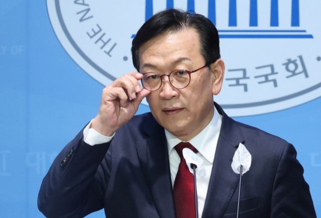 석동현 전 민주평화통일자문회의 사무처장이 기자들과 만나 "윤 대통령이 법정에서 당당하게 소신껏 입장을 피력할 것"이라고 밝혔다. 사진은 지난 총선 출마기자회견 모습. /사진=뉴스1