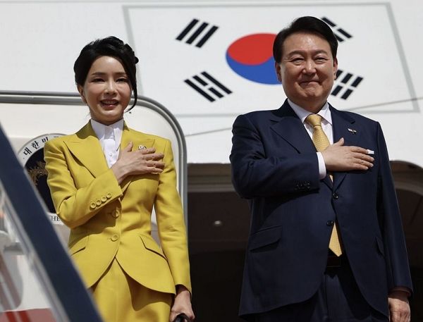 내란·김건희 특검법이 정부로 이송됐다. 사진은 윤석열 대통령과 김건희 여사가 2023년 1월17일 오후(현지시간) 아랍에미리트(UAE) 국빈 방문을 모두 마치고 스위스 다보스포럼에 참석하기 위해 아부다비 공항에서 공군 1호기에 올라 인사하는 모습. /사진=뉴스1