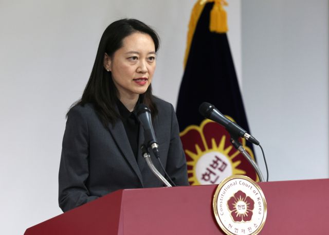 헌재는 이달 27일 첫 변론준비기일을 여는 등 탄핵심판 사건의 중대성을 감안해 신속하게 절차를 이어가겠다고 강조했다. 사진은 이진 헌법재판소 공보관이 17일 오전 서울 종로구 헌법재판소에서 '윤석열 대통령 탄핵심판 사건' 관련 언론 브리핑을 하는 모습. /사진=뉴시스