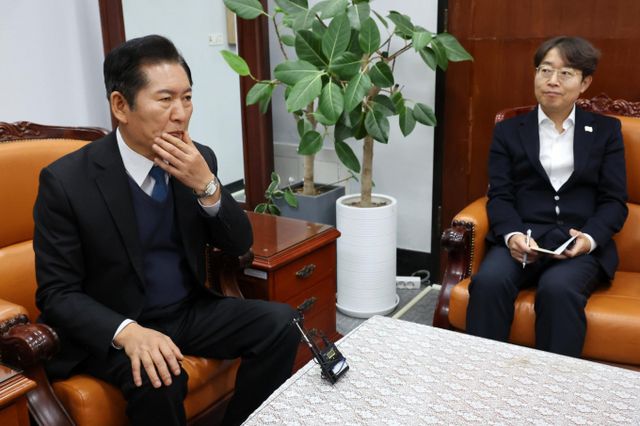 윤석열 대통령 탄핵심판 탄핵소추위원단 단장인 더불어민주당 소속 정청래 국회 법제사법위원장이 첫 회의에서 법률 소송 대리인을 20명 안팎으로 구성하겠다고 밝혔다. 사진은 17일 서울 여의도 국회 법제사법위원회 위원장실에서 윤 대통령 탄핵소추위원단 1차 회의가 정 위원장(왼쪽) 주재로 열린 모습. /사진=뉴시스