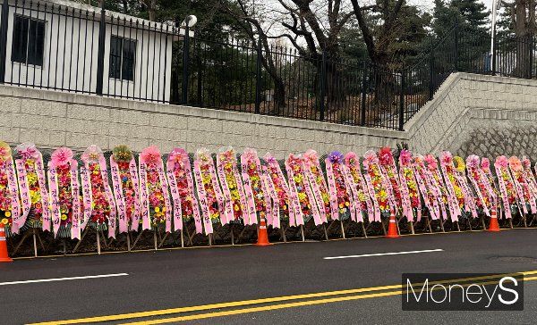 삼각지역 인근부터 녹사평역까지 화환 수천개가 놓여있다. / 사진=곽선우 기자