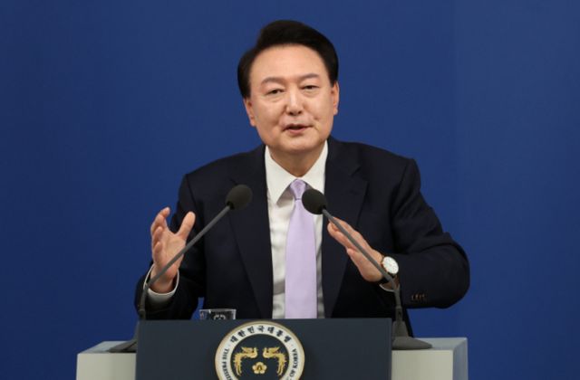 윤 대통령의 변호인단이 탄핵 심판 공개 변론이 열리면 윤 대통령이 직접 나와 입장을 밝힐 것이라고 예고했다.사진은 대국민담화 기자회견 모습. /사진=뉴스1