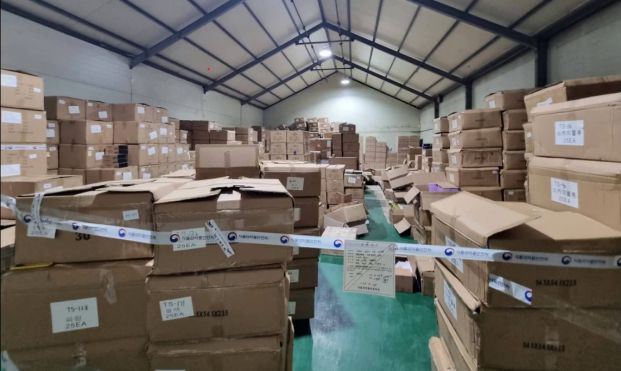  부산식약청은 압수수색 현장에서 확인된 약 12억원 상당의 위반 제품이 더 이상 유통·판매되지 않도록 전량 압수 조치했다. 사진은 위조 제품 압수 현장. /사진=식약처