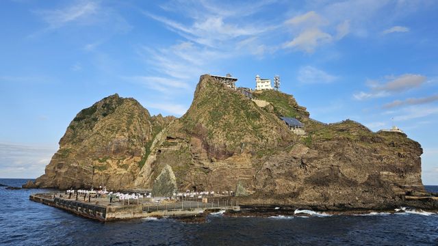 외교부가 우리 군이 지난 16일 진행한 '동해 영토 수호훈련' 실시에 대한 일본 측 항의를 일축했다. 사진은 지난 10월25일 경북 울릉군 울릉읍 독도를 찾은 관광객들이 태극기와 함께 섬 주변을 돌아보는 모습. /사진=뉴스1(대저해운 제공) 