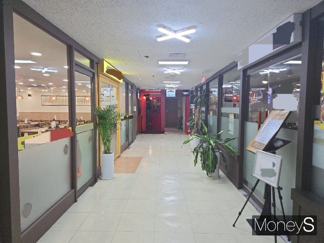 탄핵 집회로 반짝 특수를 누렸던 여의도 상권이 한산했던 원래 분위기로 돌아왔다. 평일 오후 텅 빈 국회 앞 지하 식당가의 모습./사진=김이재 기자