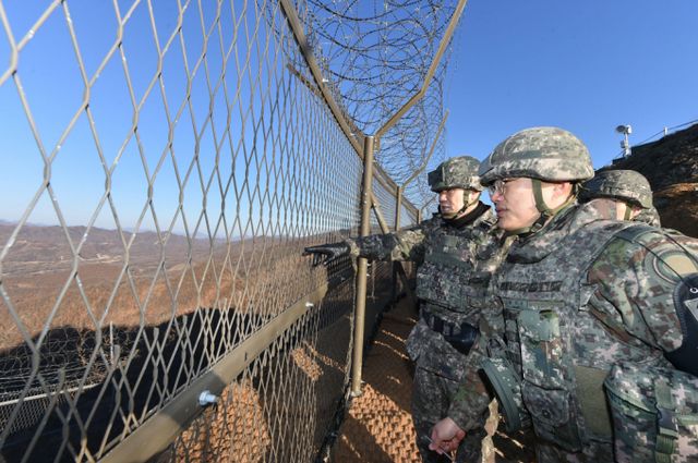 김명수 합참의장이 우리 군의 중부전선 작전수행태세를 점검했다. 사진은 김명수 합참의장이 17일 15사단 예하 GP를 찾아 경계부대 군사대비태세 현장을 점검하는 모습. /사진=뉴시스