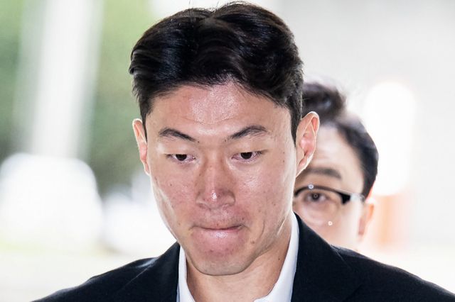  불법 촬영 혐의로 1심 선고를 앞둔 축구선수 황의조(32)씨가 피해자에게 2억원을 기습 공탁하고 사과문을 보냈다. 불법 촬영 혐의를 받고 있는 축구선수 황의조(32)가 성폭력 범죄의 처벌 등에 관한 특례법 위반(카메라 등 이용 촬영) 혐의 1심 1차공판에 출석하고 있는 모습. /사진=뉴스1